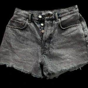 Jeansshorts  - Snygga jeansshorts perfekta till sommaren ☀️ Säljer då dom är försmå för mig 💖