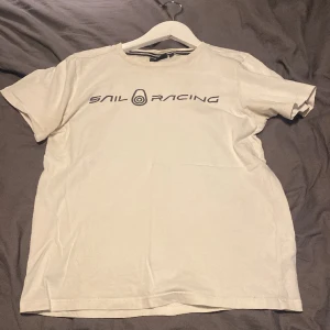 Sail racing t-shirt - Vit Sail racing t-shirt bra skick. Storlek 160. Nypris: 400