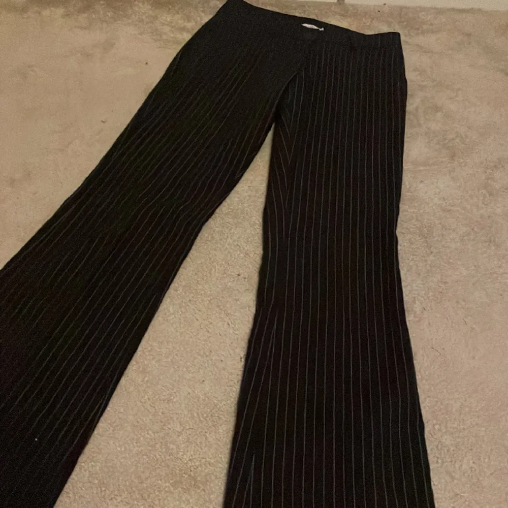 Säljer dessa low waist kostymbyxor som är svart randiga. Alltså inte dem på första bilden men det är samma modell. Tror inte att dessa säljs längre. Använda några gånger, men väldigt bra skick. Storlek S! Tryck gärna på köp nu💗😊. Jeans & Byxor.