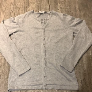 Saint tropez kofta - Så fin grå kofta från saint tropez som jag köpt på zalando🤗inte alls använt mycket så i väldigt fint skick!!