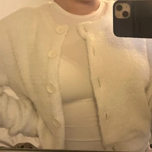 Kofta ginatricot - Säljer denna vita kofta från gina tricot, Storlek S. 