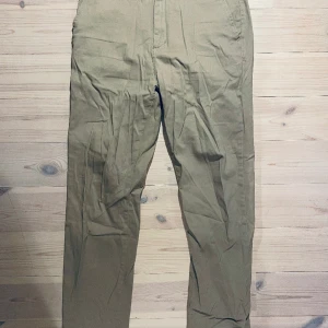 Chinos H&M - Nu säljer jag ett par fina H&M chinos som endast  är använt ett fåtal gånger. Modellen är Orgnls 48 slim fit och de passar främst för herrar. Storlek 164 eller 13-14 år. Tveka inte på att höra av dig!