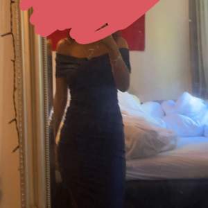 En fin mörkblå glittrig balklänning i nyskick. Storlek xs och lång på mig som är 1,60cm