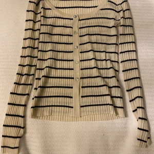  Blus  - Jätte gullig och skön tröja/ blus. Köpt på zara men har bara använt 1 gång o dör med nästintill oanvänd💕 bara att skriva vid funderingar!💕