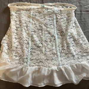 Spets kjol/top - Kan användas som kjol, top och styling. Det var ett nattlinne förr men jag klippte av toppdelen. Midjemått 38cm tvärsöver men har stretch💝