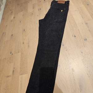 Säljer Lyle&Scott svarta jeans strl. 32x30 i slim fit modell.