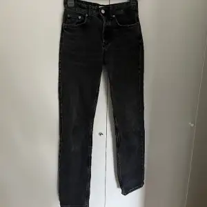 Svarta straight jeans från zara med mellanhög midja🖤 säljer likadana fast i ljusblå i min profil! Kontakta mig privat för bilder eller frågor, pris kan diskuteras