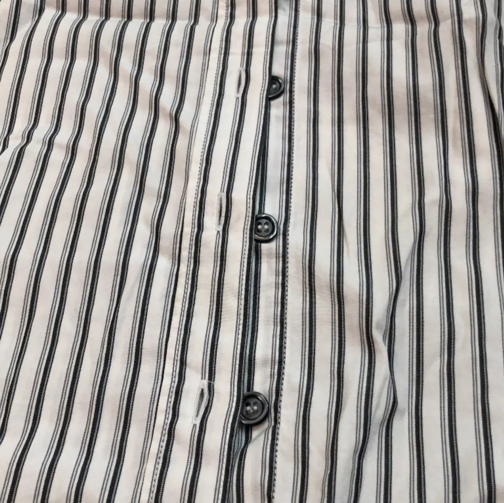 Klassiskt skuren damskjorta i stlk S. Skjortan har fläck på insidan av krage (se bild) därav det låga priset. I övrigt i gott skick.. Skjortor.