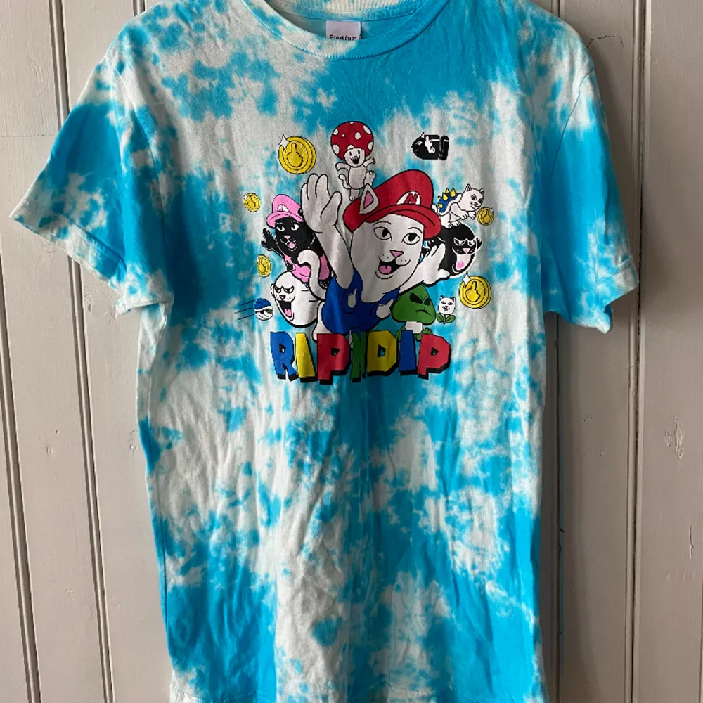 Sällsynt T-shirt från Ripndip’s Super Mario kollektion i storlek L. Köptes 2021 men har bara hängt som prydnad sedan dess. Nypris 499, säljer för 250kr eller bud! 💚. T-shirts.