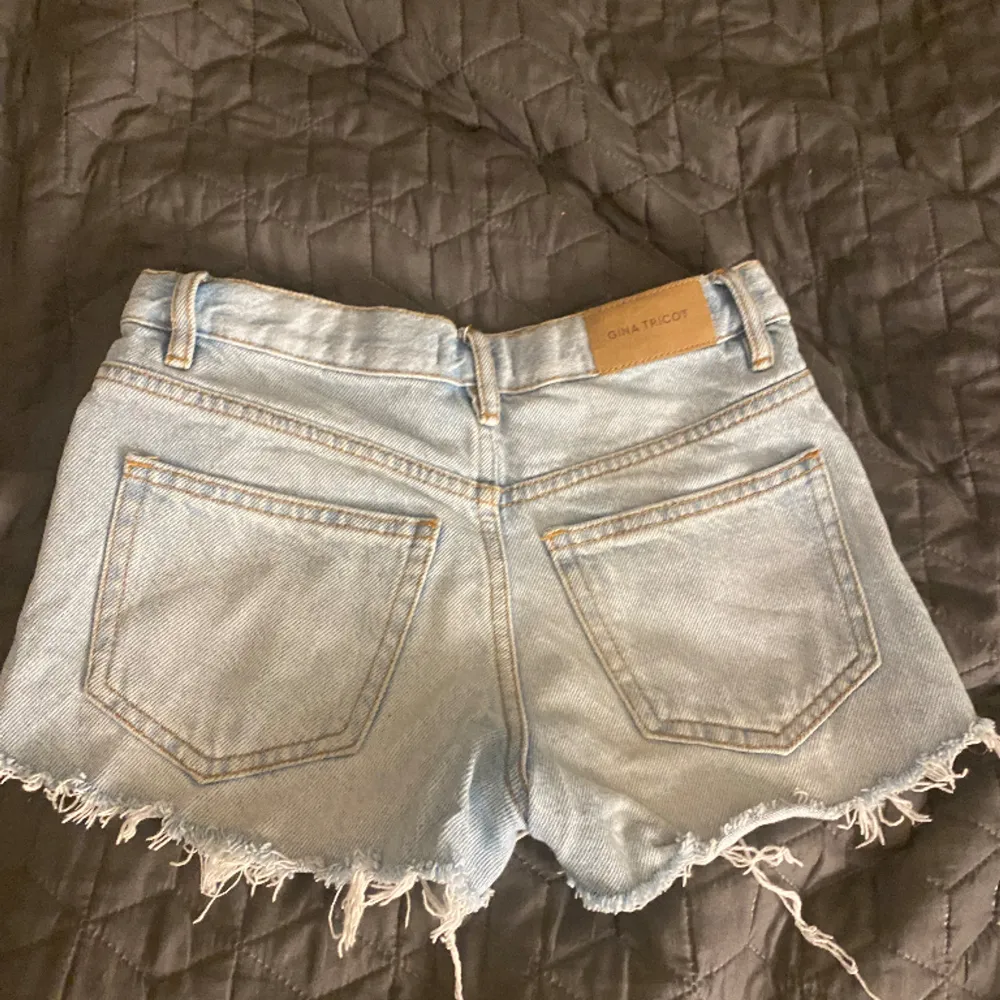 Superfina jeansshorts från Gina tricot Young. Säljer då dem tyvärr inte passar mig💕 nypris ca 200kr. Shorts.