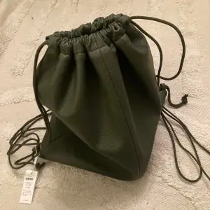 Petit Soft Mini Bag 🤩 är en liten väska för ett stort tillfälle. Det mjuka lädret rymmer alla nödvändiga tillbehör för en oförglömlig kväll. Remmen, som gör att den kan bäras på axeln, crossbody eller till och med i handen, en snygg pärla för att kom