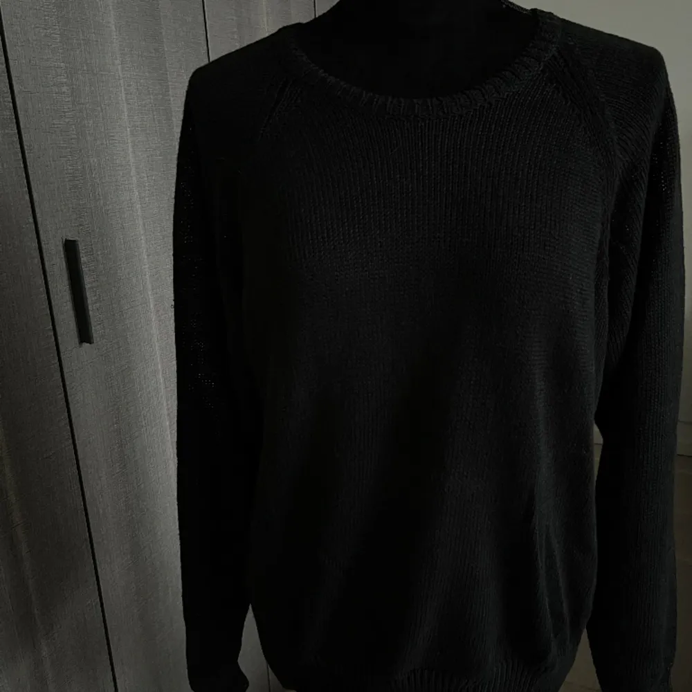 Jag säljer nu min svarta Filippa K tröja i svart för 700kr i strl 36. Toppen är i en blandning av linne och bomull. Plagget är använd ett fåtal ggr. Stickat.