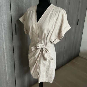 Beige linne klänning - Beige linne klänning i strl 36, köpt från & Other Stories. Använd 3 ggr. Säljer för 450kr (nypris 790kr) ❤️❤️❤️❤️