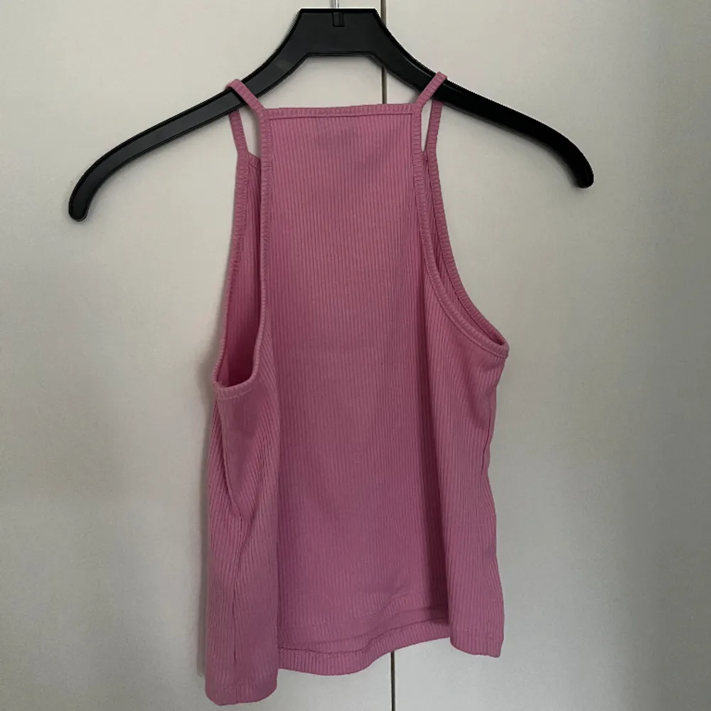 Ribbad rosa topp/linne från pieces i storlek S🩷 Säljer en likadan i vit i min profil🤍 Kontakta mig privat för fler bilder eller frågor, priset kan diskuteras. Toppar.