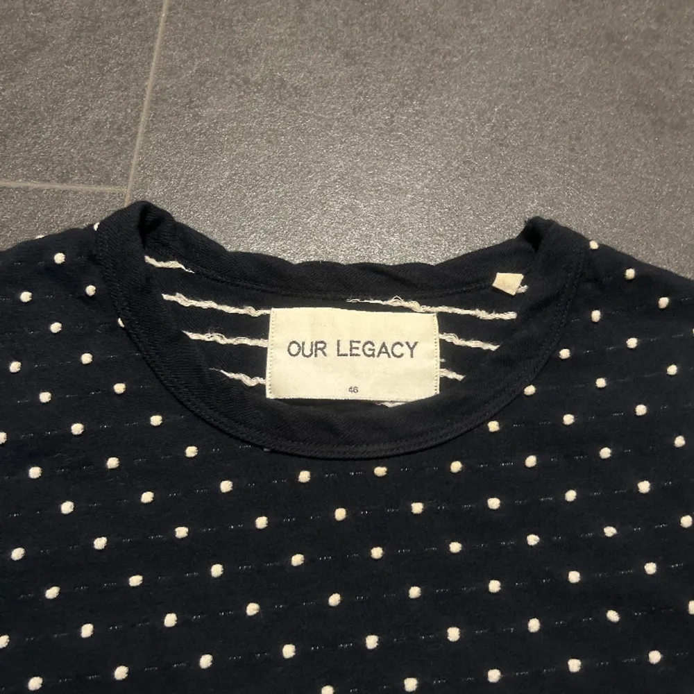 Our Legacy prickig fin lonsleeve i jättebraskick, dm för mer info om mått bilder på eller frågor:). T-shirts.