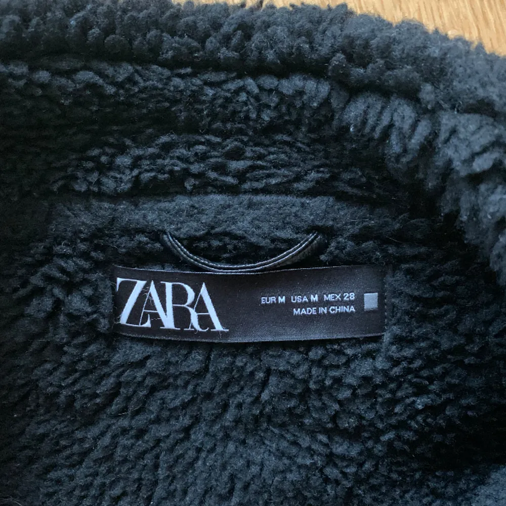 Jacka i mockaimitation från Zara i fint skick och storlek M. Pris kan diskuteras 💛. Jackor.