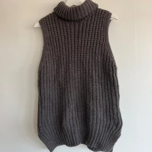 Stickad väst  - Stickad väst, Storlek S, 40kr eller bud 
