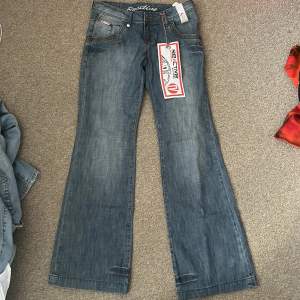Så snygga jeans, lågmidgade och aldrig använda 😮‍💨😮‍💨😮‍💨  Midja rakt över: 37 cm  Total längd: 103 cm 