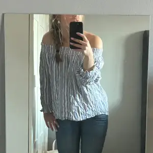 Säljer en superfin off shoulder blus som nästan aldrig är använd. Tröjan är i storlek xs men passar xs-m.