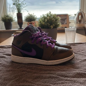 Jordan 1 Mids - Tjena tjena! Säljer ett par Jordans som är använda och är just i 8/10 Kond. Använda bara en säsong och har aldrig varit största fan’et av dom så jag använde knappast dom.