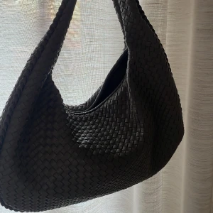 Väska från design by si  - Skit snygg väska från design by si i jätte bra skick! Säljer pga använder den inte längre💗