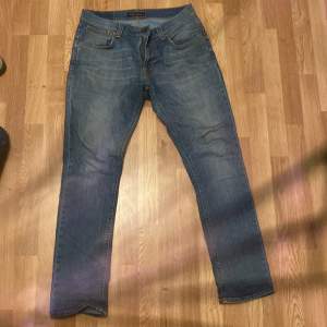 Säljer nu mina Nudie jeans i storlek 32/32 i modellen tape Ted med en skön o bekväm passform i färgen washed blue