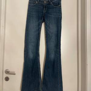 Super sköna och snygga lågmidjade jeans som är bra i längd och har ett skönt material. I storlek 34. Pris kan diskuteras