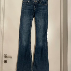 Low waist bootcut jeans - Super sköna och snygga lågmidjade jeans som är bra i längd och har ett skönt material. I storlek 34. Pris kan diskuteras