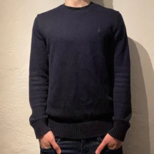 Ralph Lauren stickad - Tja! Säljer en riktigt snygg Ralph Lauren tröja||storlek:S||skick8/10||nypris:ca2000kr vårt pris:499kr||modellen på bilden är 180cm|| hör av er vid funderingar, Mvh!
