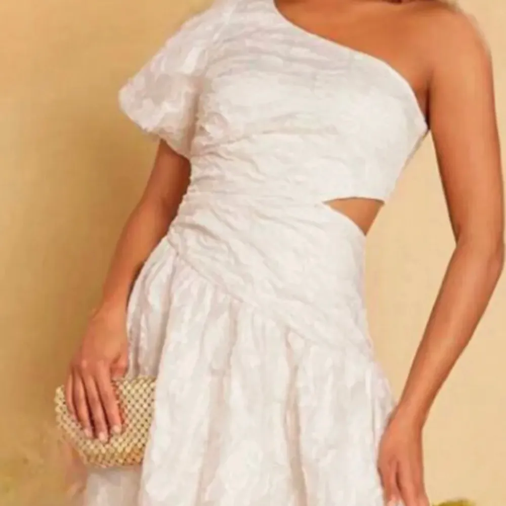 Säljer denna fina vita klänning perfekt till studenten för hittade en annan, köpt på plick, endast provad (pris+ frakt, hör av er privat för egna bilder)🙌. Klänningar.