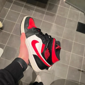 Jordan 1 - säljer nu mina jordan 1 då jag växt ur dom och inte har någon användning av dom! priset går att diskutera vid snabb affär🙌🏻