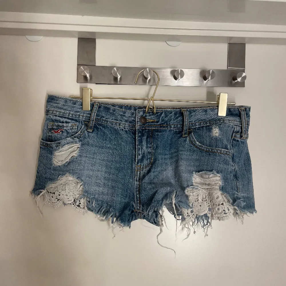 Super snygga shorts ifrån hollister med fina detaljer. Dock korta i rumpan. Är i jättebra skick. Säljer för 120. Breda.. Shorts.