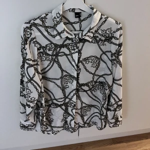 Skjorta med tryck - Som ny,normal i storlek 