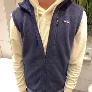 Patagonia väst  - Tja! Säljer en blå patagonia väst i toppskick! Storlek s men sitter som en stor s skulle jag säga, inga defekter 😊