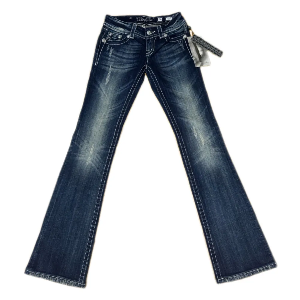 Miss Me jeans i modellen ”JP5157B/boot” midjemåttet rakt över är 36,5cm. Ytterbenet 105cm och innerbenet 86cm. Jeansen är som nya med taggarna kvar på. Kontakta vid intresse!. Jeans & Byxor.