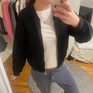 Bomberjacka - Svart bomberjacka som passar perfekt till allt! Är så bra nu till våren när man endast behöver en tunnare jacka! Köpt secondhand!