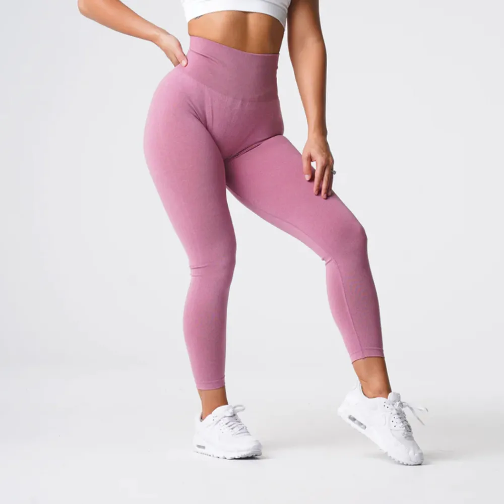 Strl. XS. Säljer på grund av att jag råkade beställa två par så dom jag säljer är aldrig använda (har mina vanliga på bilden men det är exakt samma leggings). Nyskick. Skickar fler bilder vid intresse. . Farkut & Housut.