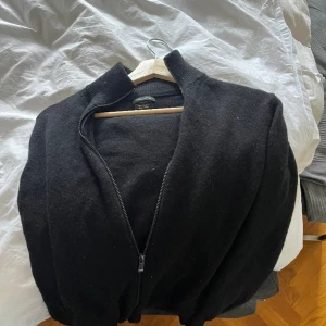 Massimo dutti kashmir mix cardigan zip - Tja, säljer denna snygga cardigan från Massimo dutti. Nypris 1200 ca och i storlek medium. Perfekt till både skolan och uppklätt med skjorta under på fest. Hör av er vid mer frågor o funderingar