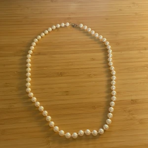 Pärlhalsband - Ca 60cm långt härligt pärlhalsband. Köpt på loppis men har tyvärr inte kommit till användning💗