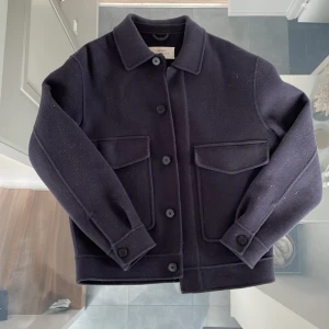 Zara overshirt - Säljer nu min zara overshirt. Skick 9,5/10 nypris - 1500kr. knappast använd och passar till det mesta. Hör av er vid frågor!