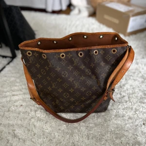louis vuitton bag noé  - Jättefin och rymlig väska. Självklart äkta!  Köpt för 3 år sedan. Bra skick, med lite slitage. Fler bilder kan skickas på begäran:) bandet för att stänga väskan har gått sönder, jag använder väskan utan band. Man kan köpa ett nytt band om man önskar!