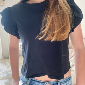 Topp med puffärm - Snygg topp med volang och puffärm.
