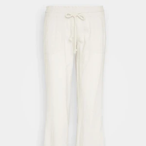 Roxy linnebyxor - Jag säljer dessa jättefina lågmidjade Roxy linnebyxor i färgen taupe, då de inte riktigt kommit till användning. De är i jättebra skikt och har endast används ett fåtal gånger 💞 hör av er för fler bilder eller frågor. (Jag är 171 cm lång)