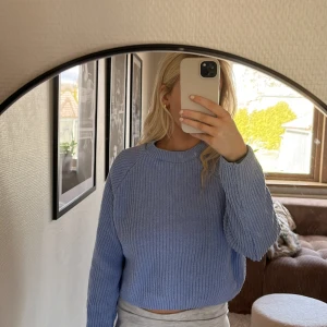 Tröja - Superfin blå tröja perfekt nu till våren! Snygg att ha på sig men också att slänga över axlarna. Färgen gör sig mer rättvis på bild nmr 2! Strl xs 🌟💐💐