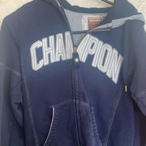 Vintage champion hoodie - Säljer för att jag behöver pengar🫶 köpt på secondhand i Göteborg för 200kr❤️