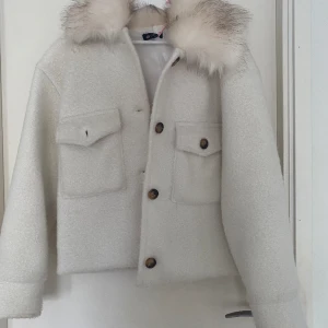 Meotine jacka (Chelsea) - Säljer denna jacka som är super lik meotine jackor men den är från Chelsea. Den är nästan nyskick och använd fåtal gånger. Inga fläckar eller något. Den är storlek one size men passar mig som har vanligtvis xs! Nypris är 1000 kr! Skriv för frågor ❤️