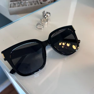 Stocholmstill solglasögon  - Såå himla fina och passar perfekt till de som gillar stocholmstillen, använt jätte få månget och inte slitna alls. Tror jag köpte på shien för 150kr ish