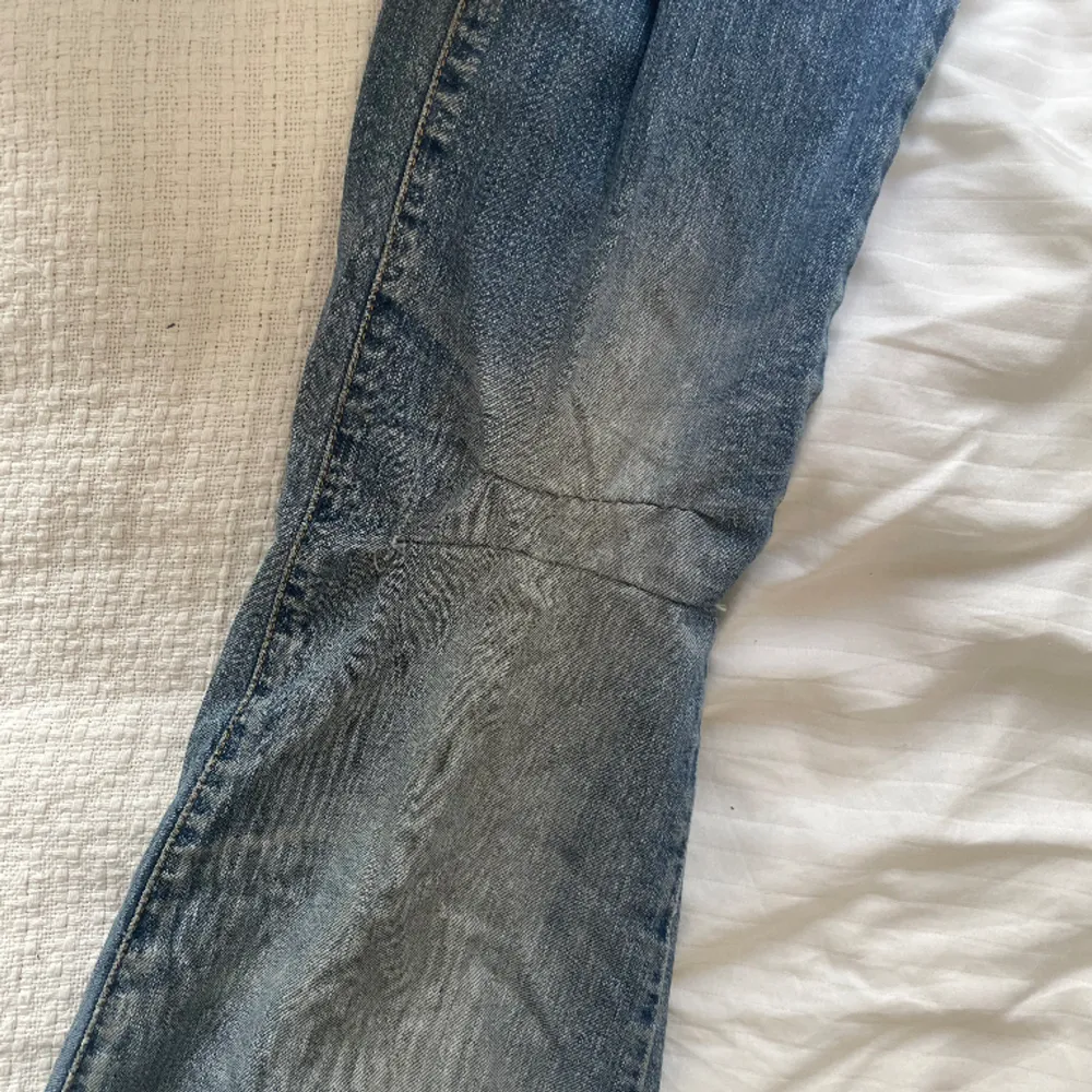 Snygga levis jeans, slitna därav priset, är även sydda på andra knäet och lite insydda i midjan💘. Jeans & Byxor.