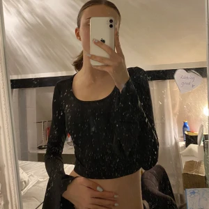 Svart långärmad tröja - Uringad magtröja, använd några gånger men i bra skick. Slutet av ärmarna är det mer ”fladdrigt” än tajt. Superfin!