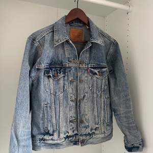 Levis Denimjacka i riktigt bra skick! Använd 2 gånger, annars har den bara hängt i garderoben. Passar perfekt nu till våren! 